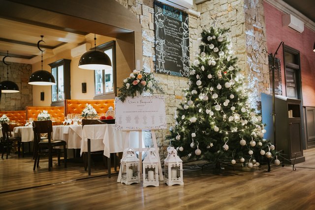 Téli esküvő karácsonyfával - Wedding decoration with Christmastree